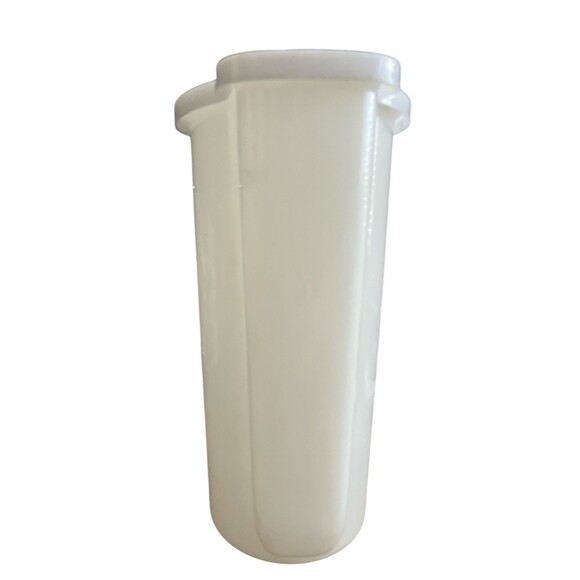 Vintage Tupperware 2 Quart Drink Pitcher With Lid - Picture 2 of 7